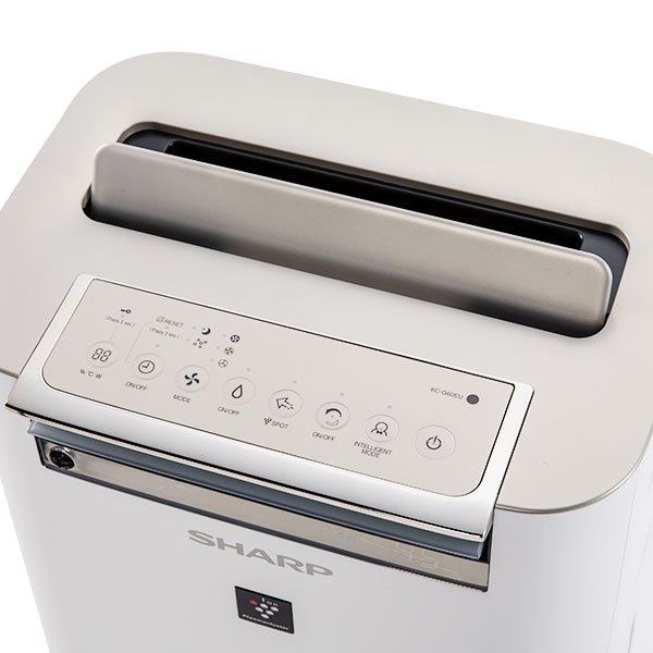 Widok panelu sterowania w oczyszczaczu powietrza Sharp KC-G60EUW