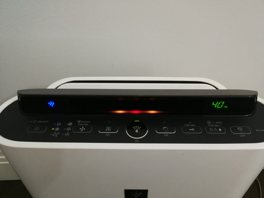 wyświetlacz oczyszczacza powietrza 2w1 Sharp Kc-d40euw