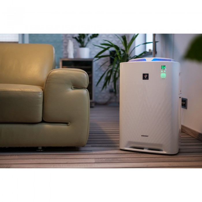 Oczyszczacz Sharp KC-A60EUW przy kanapie