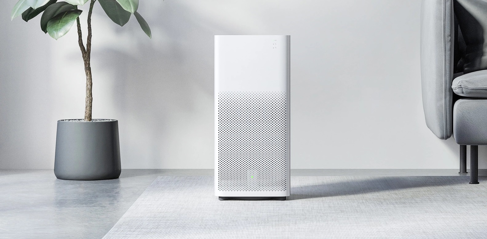 oczyszczacz powietrza Xiaomi Air Purifier 2H oczyszczacz powietrza Xiaomi Air Purifier 2H w pomieszczeniu, ustawiony na podłodze obok rośliny i kanapy
