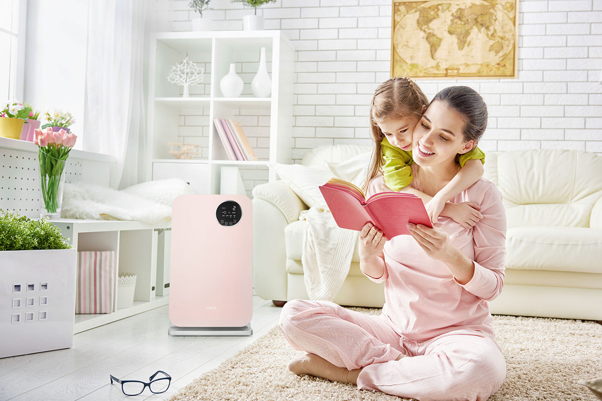 Oczyszczacz powietrza Klarta Forste 3 Rose w pomieszczeniu.