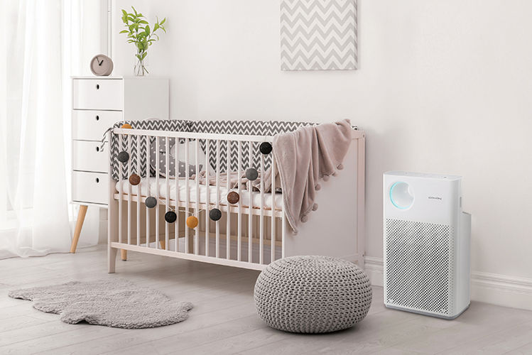 Oczyszczacz powietrza Coway Classic w pokoju dziecięcym obok kołyski
