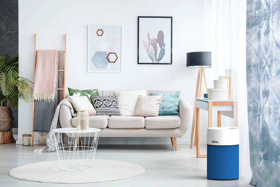 Oczyszczacz powietrza Ideal AP30 PRO z filtrem wstępnym w kolorze niebieskim, w salonie