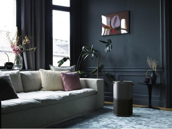 Oczyszczacz powietrza Electrolux Pure A9 PA91404DG w pokoju, obok kanapy