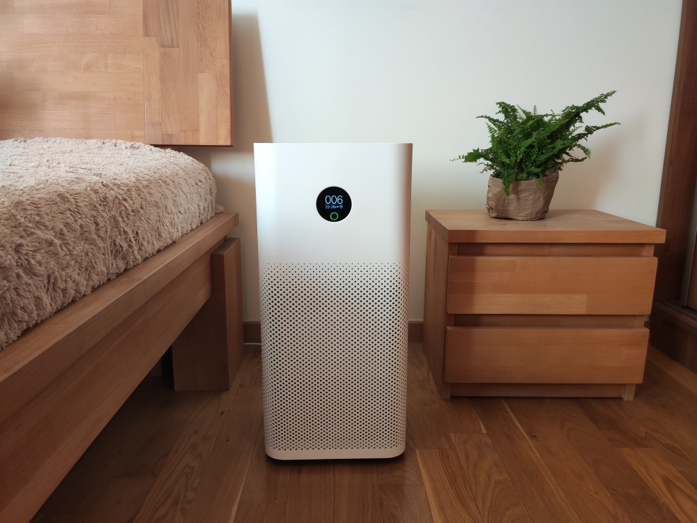 Oczyszczacz powietrza Xiaomi Air Purifier 3h w sypialni obok łóżka