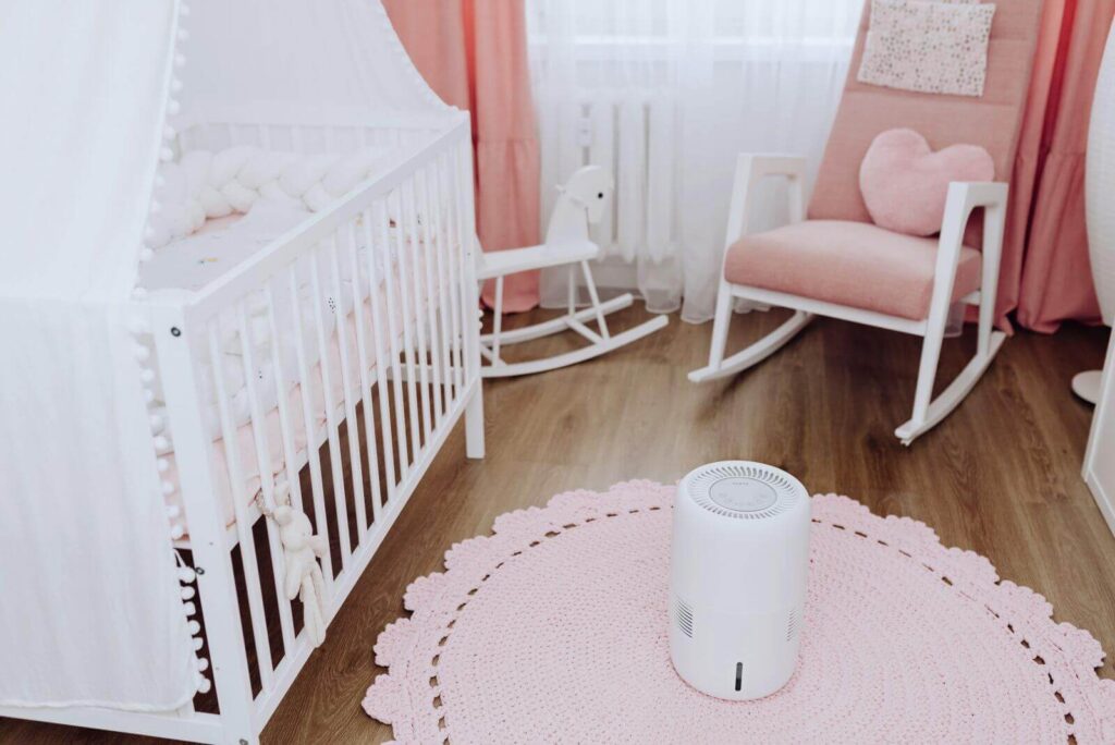 Ewaporacyjny nawilżacz powietrza Klarta Humea Wifi w pokoju dziecka