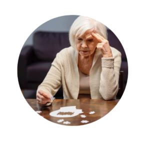 Starsza pani układająca puzzle