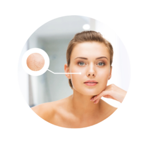 Kobieta i fragment skóry pod mikroskopem