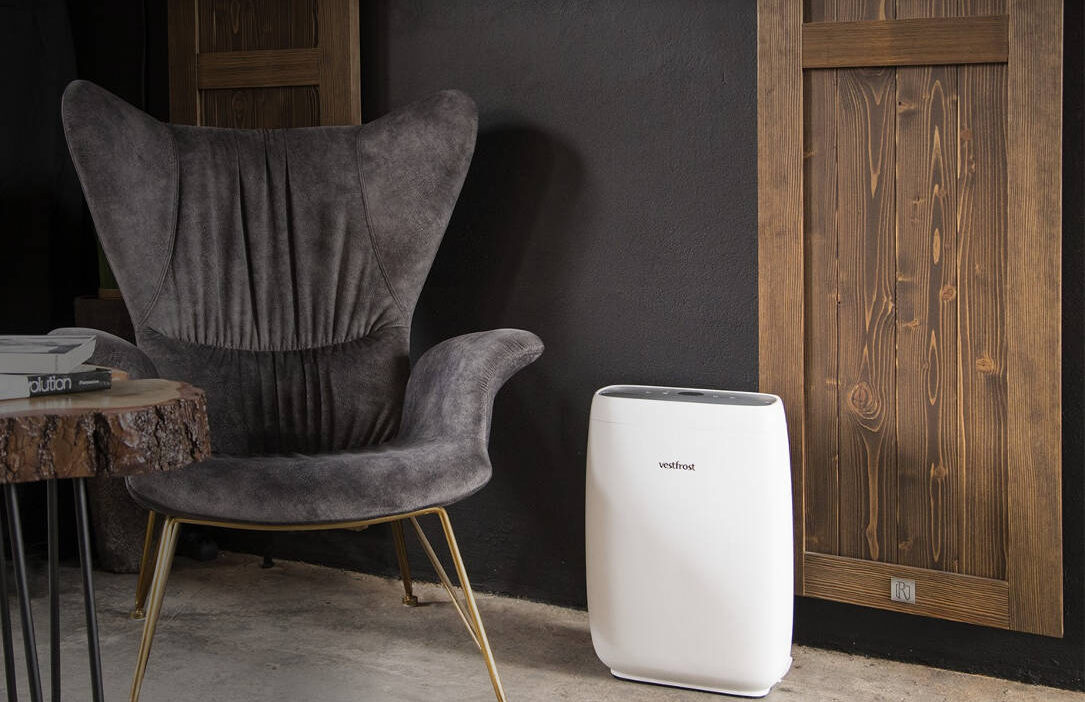 Oczyszczacz powietrza Vestfrost VP-A1M30WH w pokoju