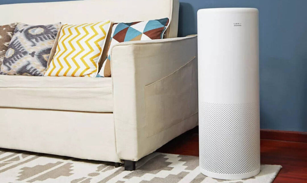 Oczyszczacz powietrza LIFAir LA500V w salonie