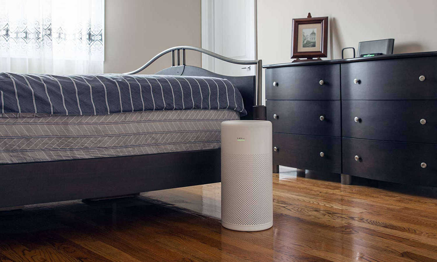 Oczyszczacz powietrza LIFAair LA350 w sypialni