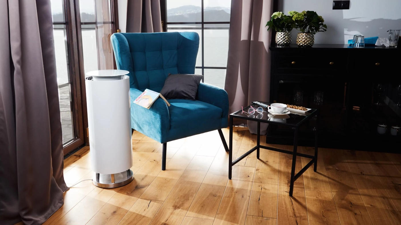 Oczyszczacz powietrza Zelmotor Perfect Line w kolorze białym w pokoju