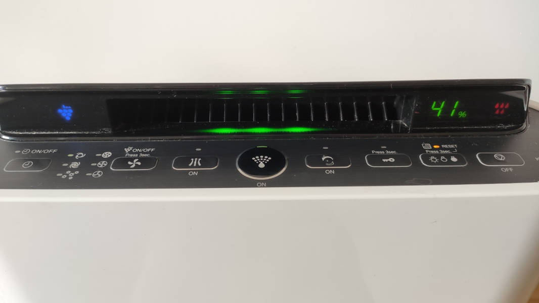 Panel sterowania w oczyszczaczu Sharp UA-HD40E-L