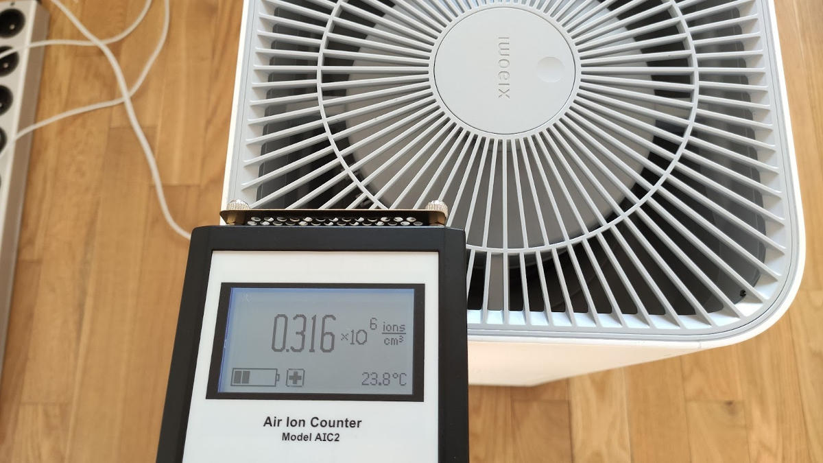 Pomiar stężenia jonów dodatnich po 3 minucie pracy oczyszczacz Xiaomi Air Purifier 4
