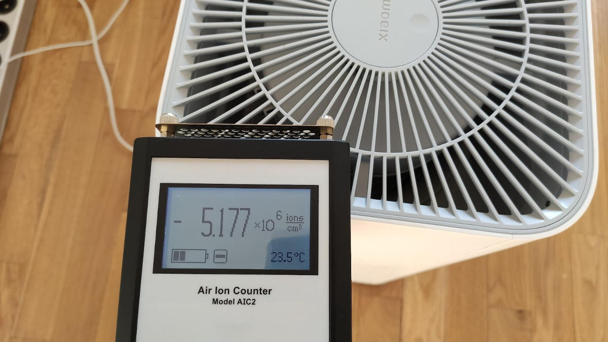 Pomiar stężenia jonów ujemnych po 1 minucie pracy oczyszczacz Xiaomi Air Purifier 4