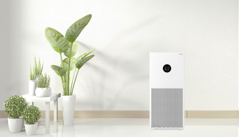 Xiaomi Air Purifier 4 Lite na tle ściany