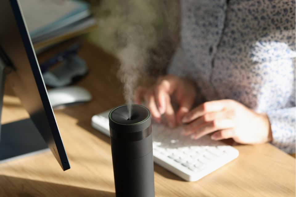 nawilżacz powietrza na biurku