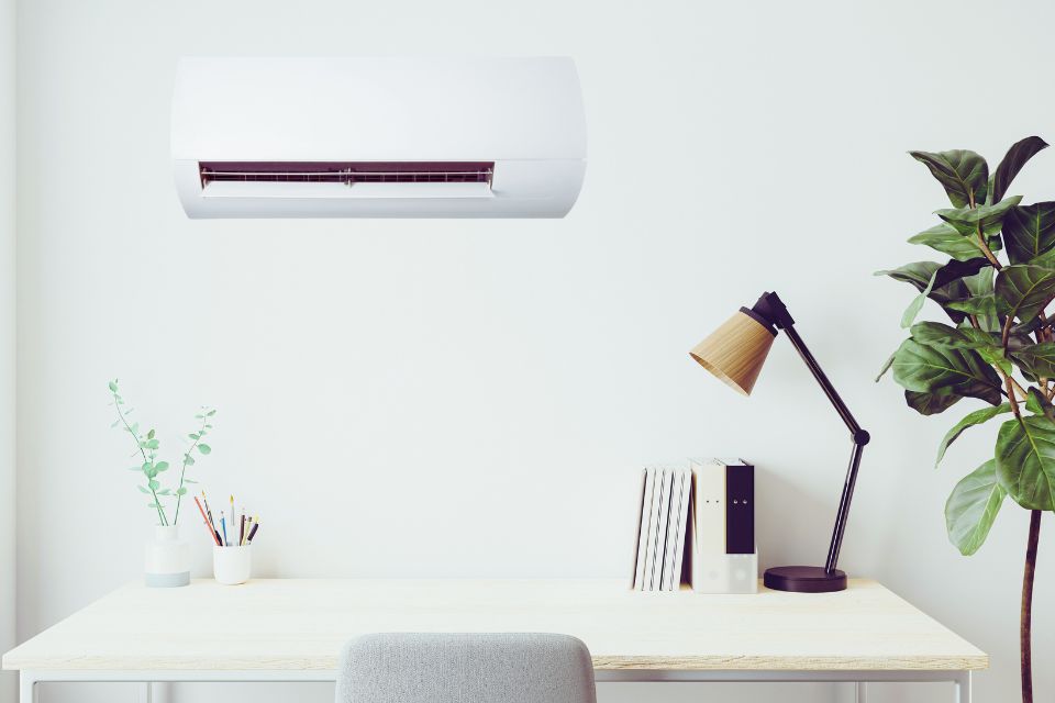 Klimatyzator nad biurkiem
