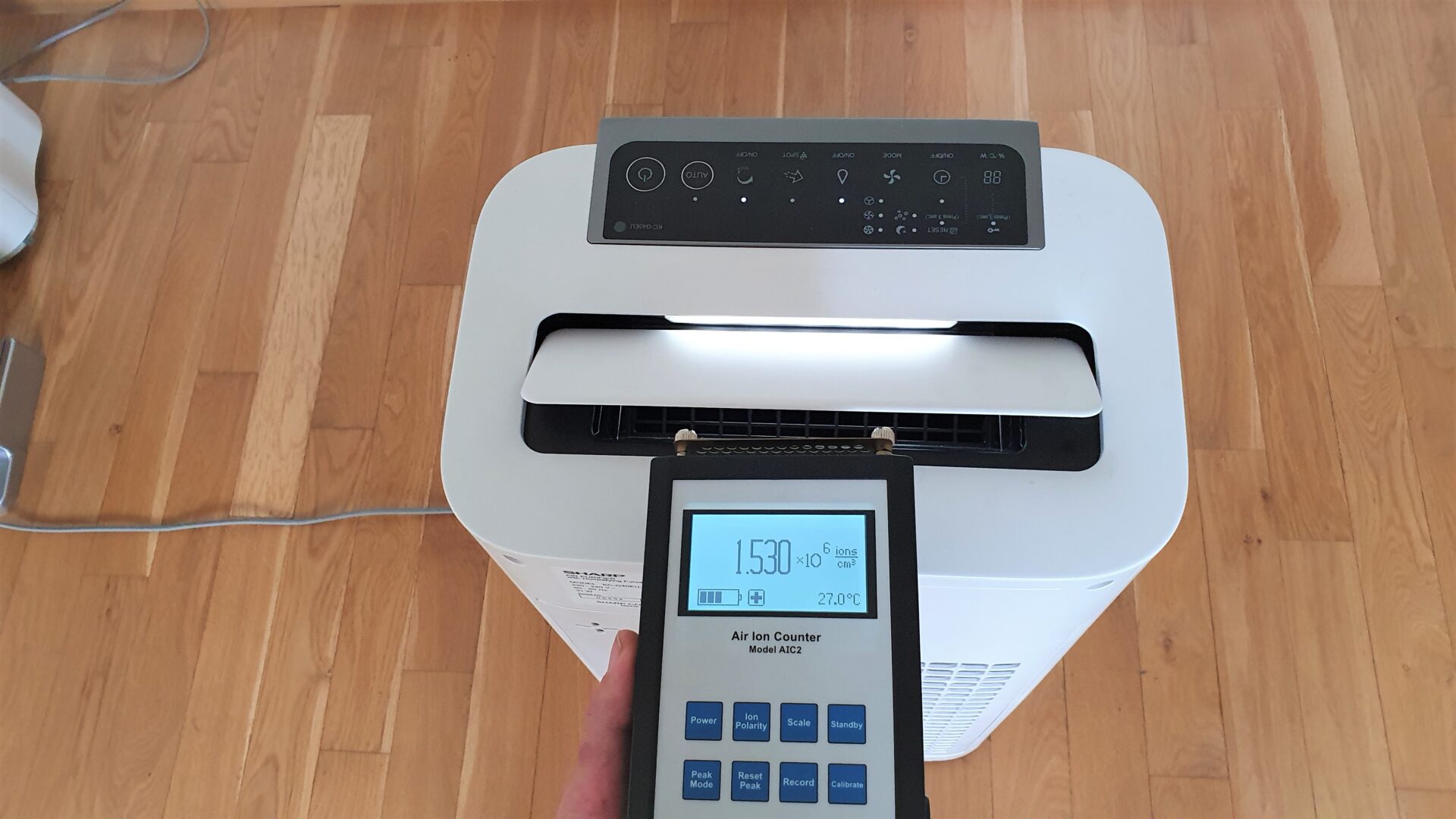 Sharp KC-G40EUW pomiar jonów dodatnich z bliska